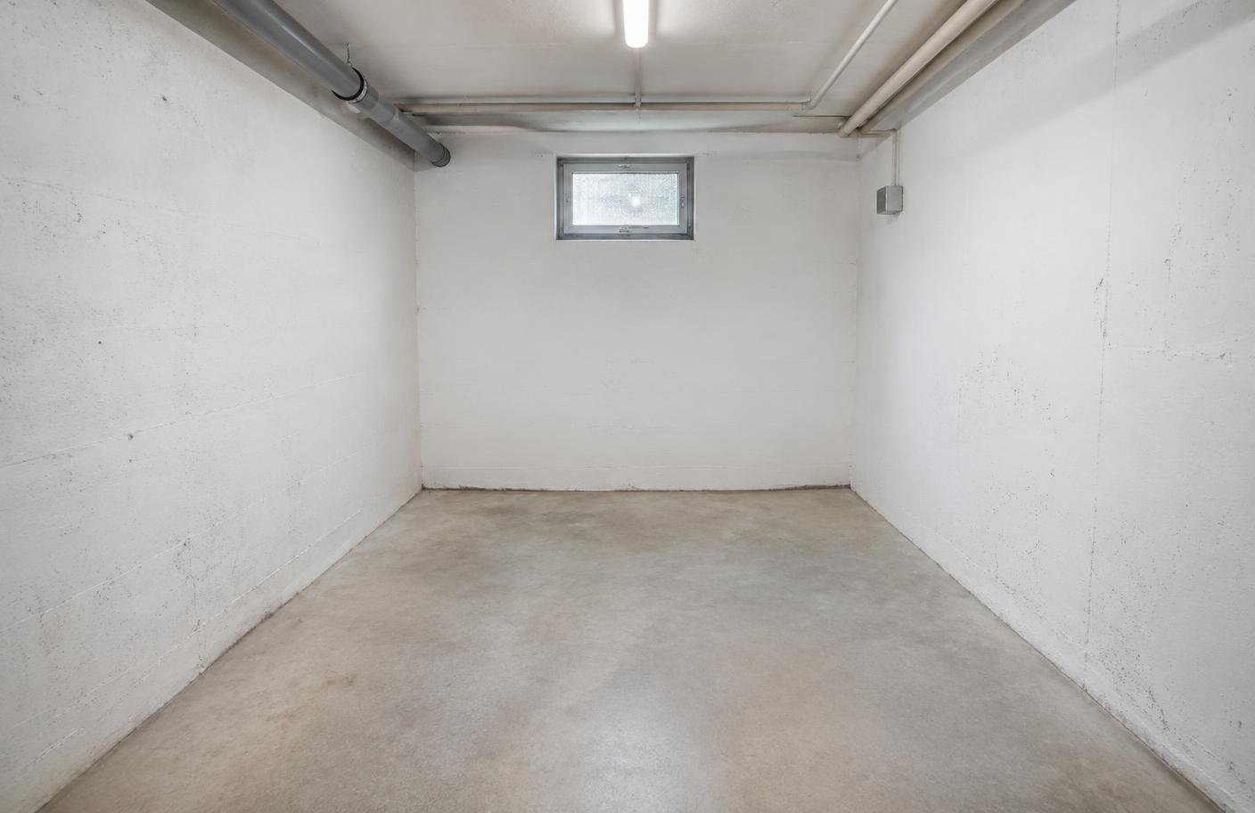 Leerer, besenreiner Keller nach der Räumung